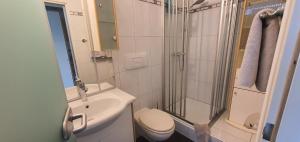 Koupelna v ubytování Ferienwohnung Charlie mit Seeblick + 30 fotografií