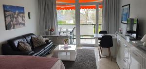 Posezení v ubytování Ferienwohnung Charlie mit Seeblick
