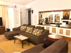 - un salon avec un canapé et une table dans l'établissement Villa Quatro Ventos Benagil, à Lagoa