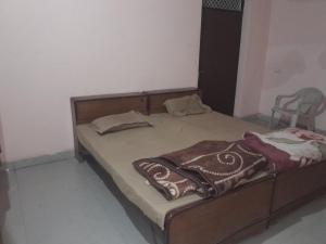 Govardhan的住宿－Giriraj Darshan，一张木架床,上面有毯子
