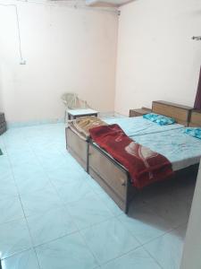Govardhan的住宿－Giriraj Darshan，一间卧室,配有两张床