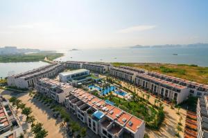 una vista aérea de un complejo situado junto al agua en 5Bedroom Villa close to the sea with a Lake view, en Ha Long