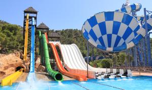 un parque acuático con un tobogán de agua y una montaña rusa en Benidorm 2ºlinea playa, en Benidorm