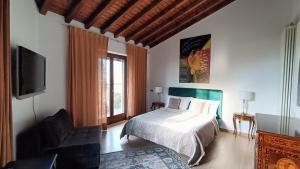 Suite with Lake Como view tesisinde bir odada yatak veya yataklar