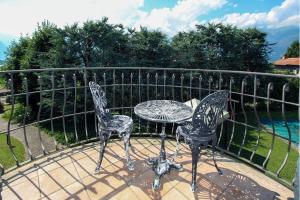 stół i 2 krzesła na balkonie w obiekcie Suite with Lake Como view w mieście Colico