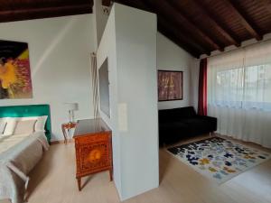 Suite with Lake Como view tesisinde bir odada yatak veya yataklar
