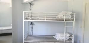 Postel nebo postele na pokoji v ubytování Kalkbrottets Vandrarhem