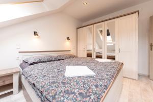 Uma cama ou camas num quarto em Apartmány Holiday