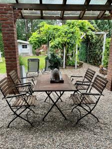 een houten tafel en vier stoelen in een tuin bij Cottage & Garden & Sauna am See in Wettringen