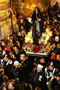 a crowd of people standing around a altar with a woman at Matalé - casa vacanze in Taranto