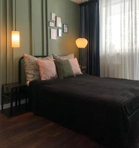 華沙的住宿－Metro Trocka Apartment，卧室配有带枕头的床铺和窗户。