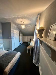 een hotelkamer met een bed en een bureau. bij Cottage & Garden & Sauna am See in Wettringen
