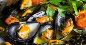 a plate of mussels with parsley on top at Matalé - casa vacanze in Taranto
