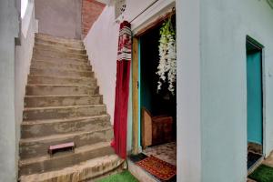 un escalier menant à une chambre avec une porte. dans l'établissement SPOT ON Hotel BRC Inn, à Nagpur