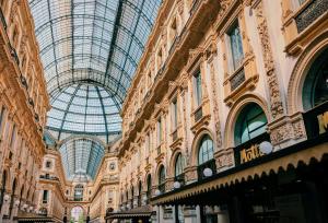 um edifício com tecto de vidro e um centro comercial em tHE Urban Wildlife - San Babila Home em Milão