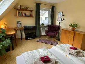 a bedroom with a bed and a desk and a chair at Terrassenwohnung in Neustadt an der Weinstraße