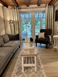 een woonkamer met een bank en een salontafel bij Cottage & Garden & Sauna am See in Wettringen