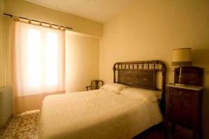 Un dormitorio con una cama grande y una ventana en El Molino de Valeriano - Casa Rural, en Sancti-Spíritus
