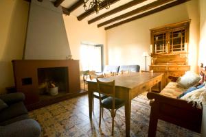 sala de estar con mesa y chimenea en El Molino de Valeriano - Casa Rural, en Sancti-Spíritus