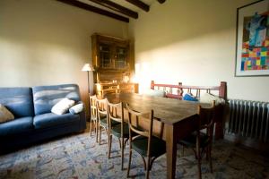 een woonkamer met een tafel en stoelen en een bank bij El Molino de Valeriano - Casa Rural in Sancti Spíritus