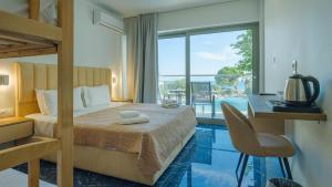 sypialnia z łóżkiem i dużym oknem w obiekcie Ninos Grand Beach Resort w mieście Kastrosikia +82 zdjęcia