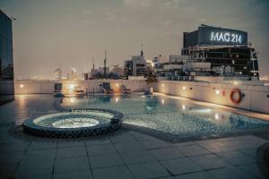 Luxury 3 Bedroom Sub Penthouse With Rooftop Pool في دبي: مسبح كبير فوق سفينة الرحلات البحرية