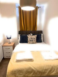 En eller flere senger på et rom på Bentley Bridge Wolverhampton 3 Bedrooms Entire House - Perfect for short or Long stay