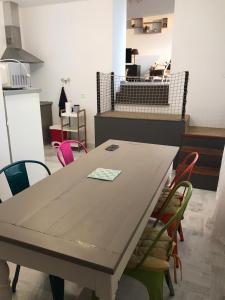 einen Tisch in einem Raum mit Stühlen in der Unterkunft Charmante Maison, terrasse vue mer in Les Sables-dʼOlonne