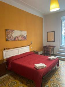 ローマにあるTimeのベッドルーム1室(赤いベッド1台、タオル2枚付)