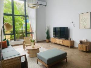 TV a/nebo společenská místnost v ubytování 【森林城市高尔夫别墅民宿】独门独院