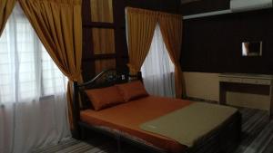 A bed or beds in a room at Homestay Bonda Azizah 11-13pax