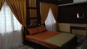 a bedroom with a bed with curtains and a window at Homestay Bonda Azizah 11-13pax in Kota