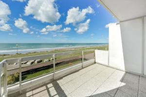 讷沙泰勒阿尔代洛Espadon的可欣赏海滩景色的阳台 更多4张照片