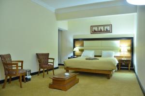 Habitación de hotel con 1 cama y 2 sillas en paradise city stars, en El Cairo