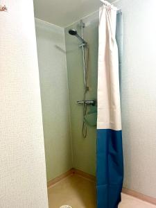 um chuveiro na casa de banho com uma cortina de chuveiro em Jocksborg - Country side cottage in the woods em Sjöbo