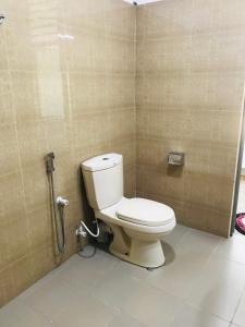 een badkamer met een wit toilet in een stal bij Rivonway Hotel Polonnaruwa in Polonnaruwa