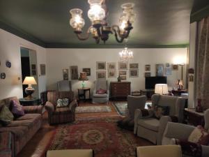 una sala de estar con sofás y una lámpara de araña. en Luxurious Cairo escape en El Cairo