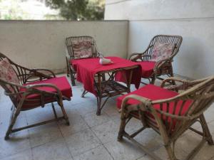 un grupo de sillas y una mesa con un mantel rojo en Luxurious Cairo escape en El Cairo