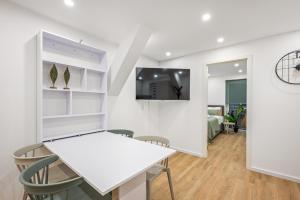 a white dining room with a white table and chairs at Sali Homes - Schwäbisch Hall Altstadt in Schwäbisch Hall