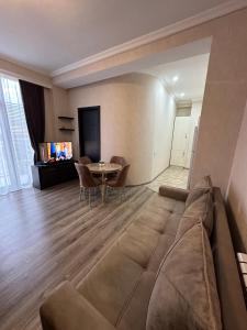 uma sala de estar com um sofá e uma mesa em Apartment 45 em Tbilisi