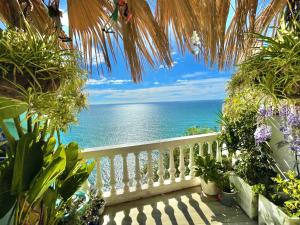 Casa con maravillosas vistas al mar في أليكانتي: شرفة مطلة على المحيط
