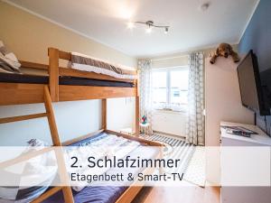 Katil atau katil-katil dalam bilik di Lotsenkoje Fehmarn mit Balkon & Sauna, perfekt für Familien