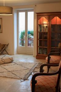 sala de estar con puerta a un balcón en Pannonica charmante maison champêtre, en Montagny-sur-Grosne