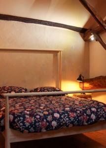 Un dormitorio con una cama con flores. en Pannonica charmante maison champêtre, en Montagny-sur-Grosne