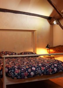 a bedroom with a bed with flowers on it at Pannonica charmante maison champêtre in Montagny-sur-Grosne