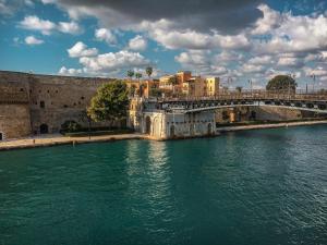 a bridge over a river with buildings and water at Matalé - casa vacanze in Taranto