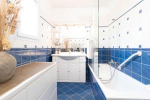 Koupelna v ubytování Villa climatisée, jardin, proche du Lac de St Cassien, Grasse, Fréjus, Cannes + 44 fotografií