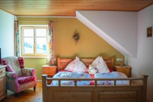 Un dormitorio con una cama con almohadas. en Singerskogel en Spital am Pyhrn