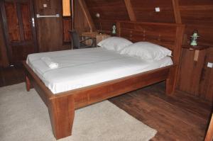un letto con lenzuola e cuscini bianchi in una stanza di KSW BASE NAUTIQUE Isonalambo a Kribi