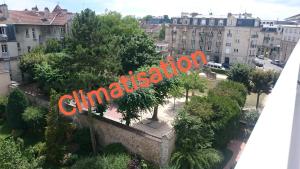 un panneau orange dans une ville avec des arbres et des bâtiments dans l'établissement CENTRE-CATHEDRALE-CORDELIERS avec garage, à Reims